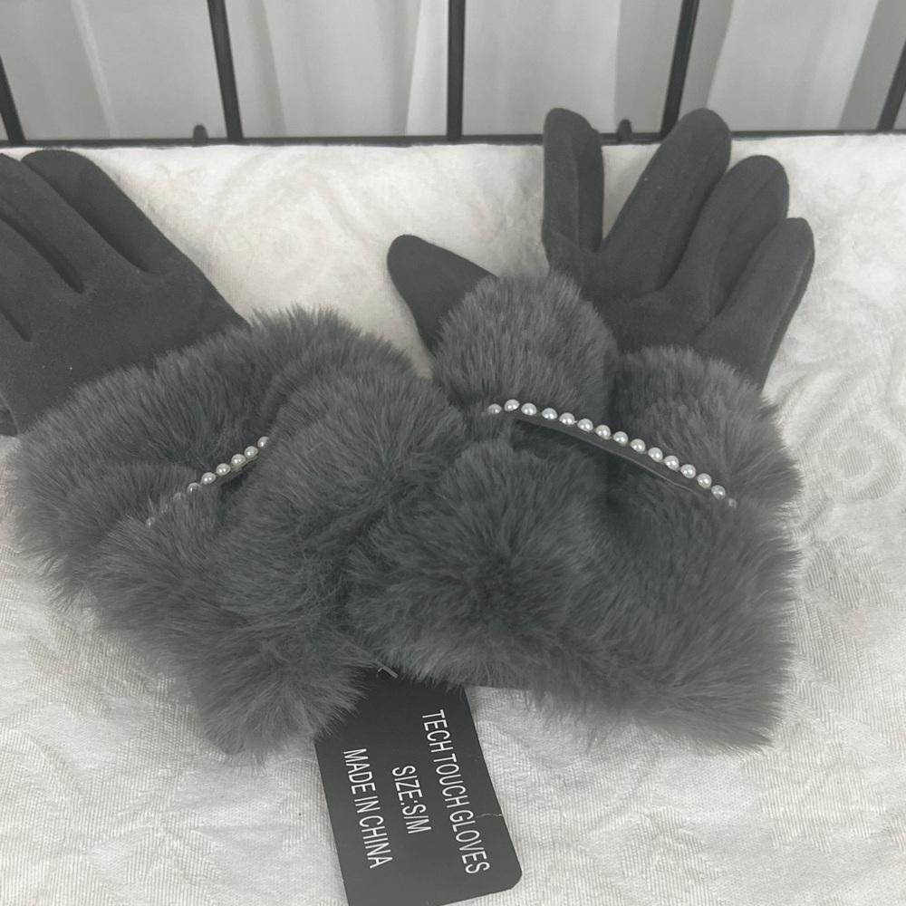 NWT Women's Grey Faux Suede/Fur Cuff Gloves with Faux Pearl Accent. SMART TOUCH - Picture 2 of 4